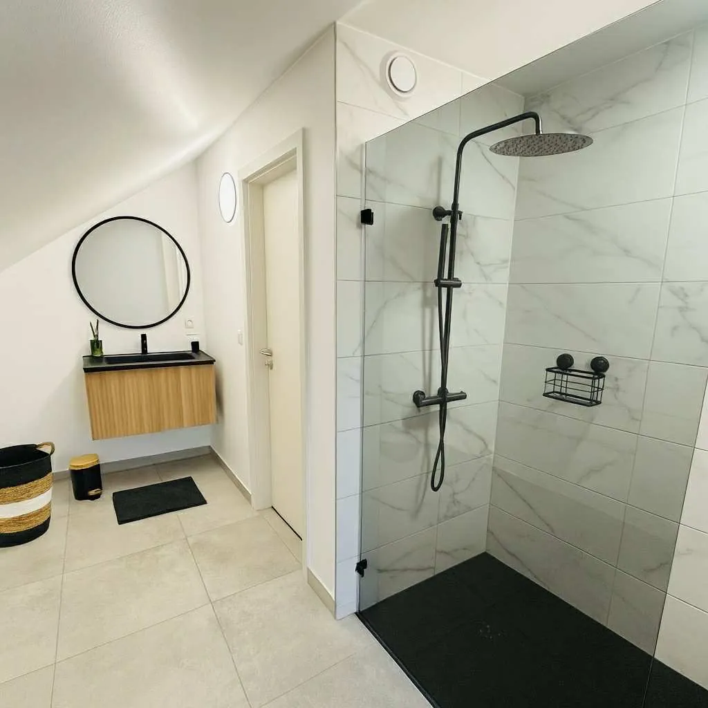 Salle de bain moderne avec douche à l'italienne du gîte Le Cocon de Pernelle