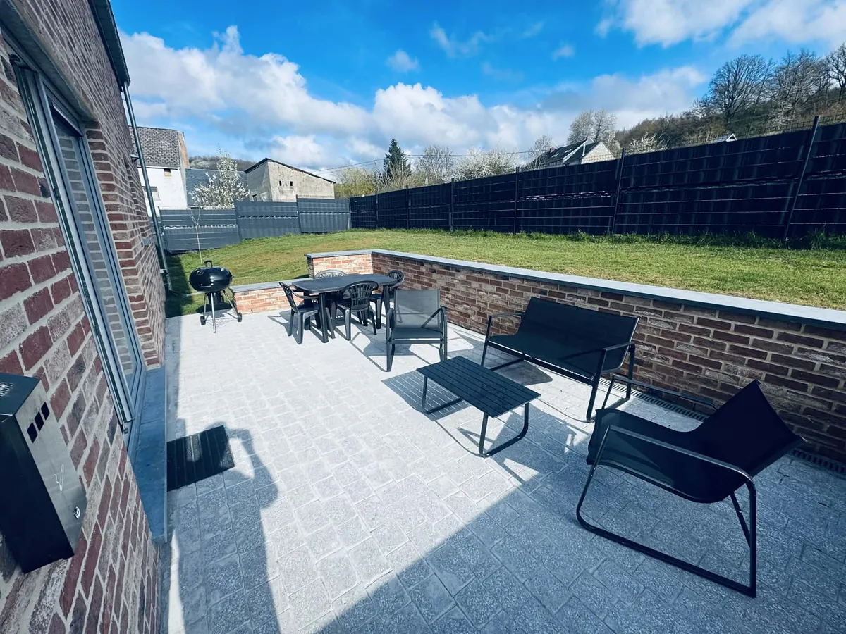 Terrasse privative avec barbecue et jardin clôturé du gîte Le Cocon de Pernelle à Couvin